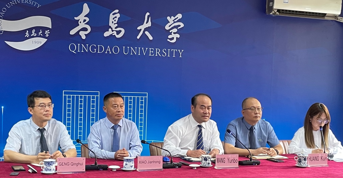 圖片包含 人, 室內, 桌子, 男人描述已自動生成